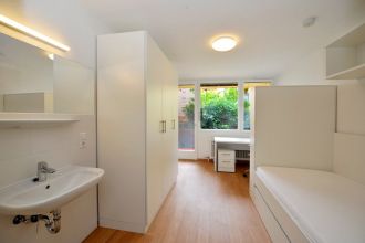 Beispiel Zimmer mit Balkon und neuer Möblierung (Matratzen können gegen Entgeld erworben werden.)