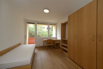 Beispiel Zimmer mit Balkon (Matratzen können gegen Entgeld erworben werden.)